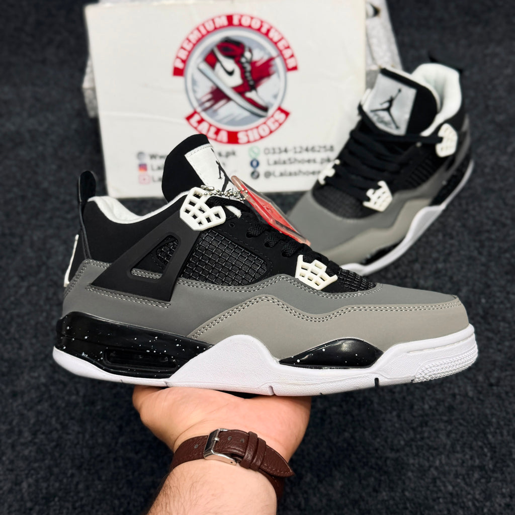 Air Jordan 4 Retro – Cement Grey
Colour: Cement Grey / Black / White