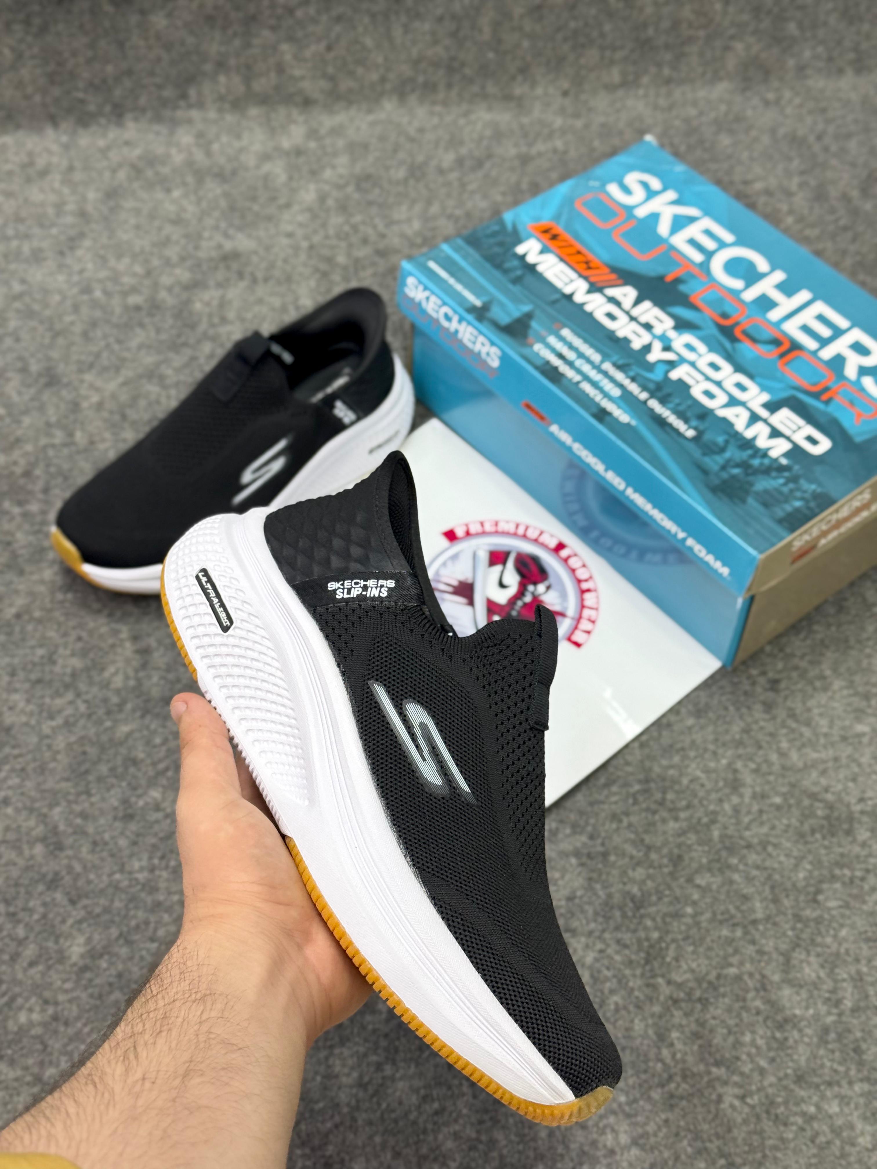 Skechers Slip-ins: Max Cushioning Black white Comfort & Air-Cooled Cushioning | Best Walking
