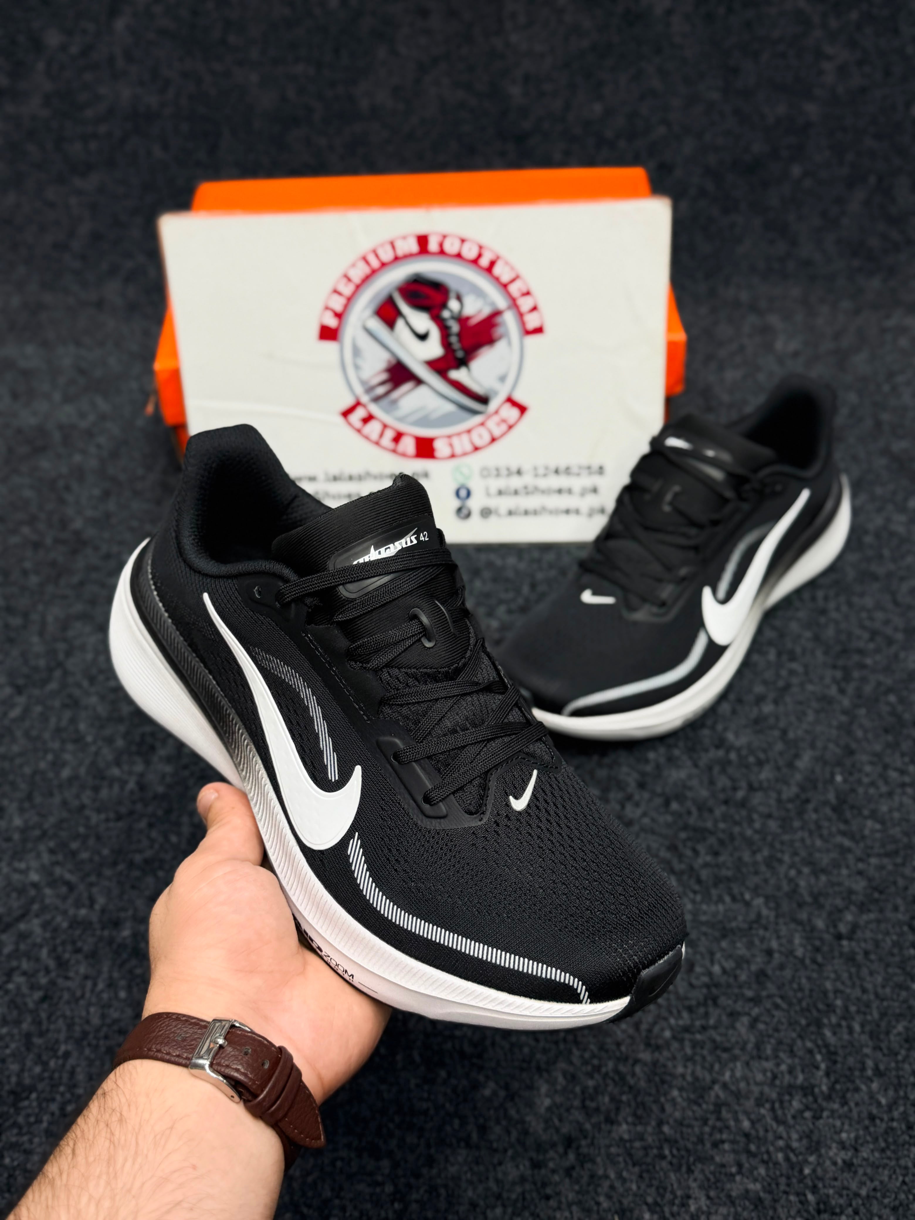 Nike Air Zoom Pegasus42
Color: Black / White