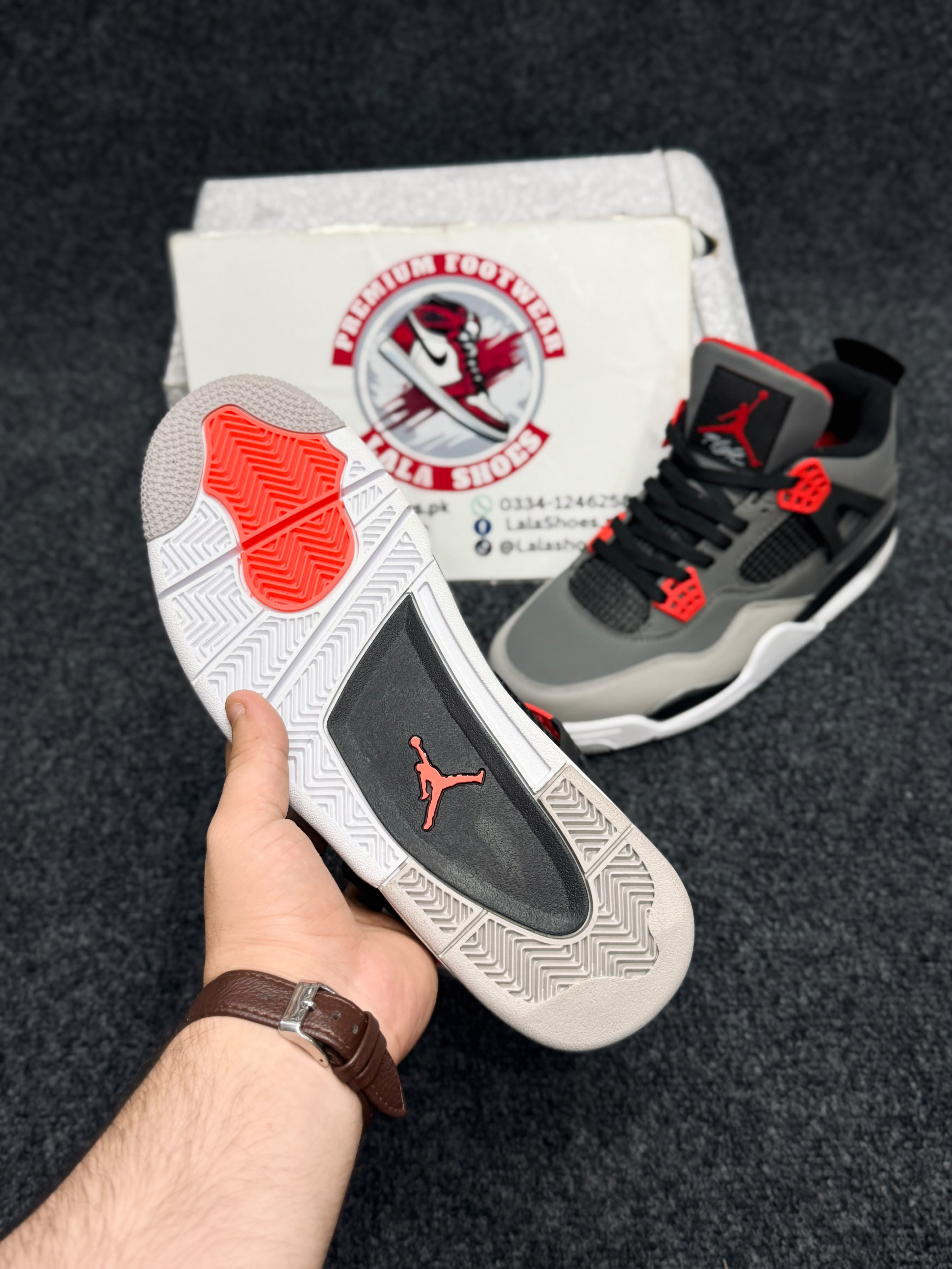 Air Jordan 4 Retro – Grey Red
Colour: Dark Grey / Black / Fire Red / White