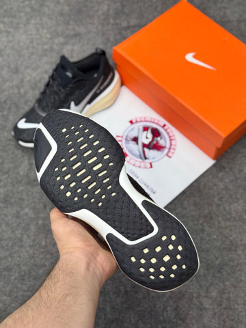 Nk zoomx shoes black white