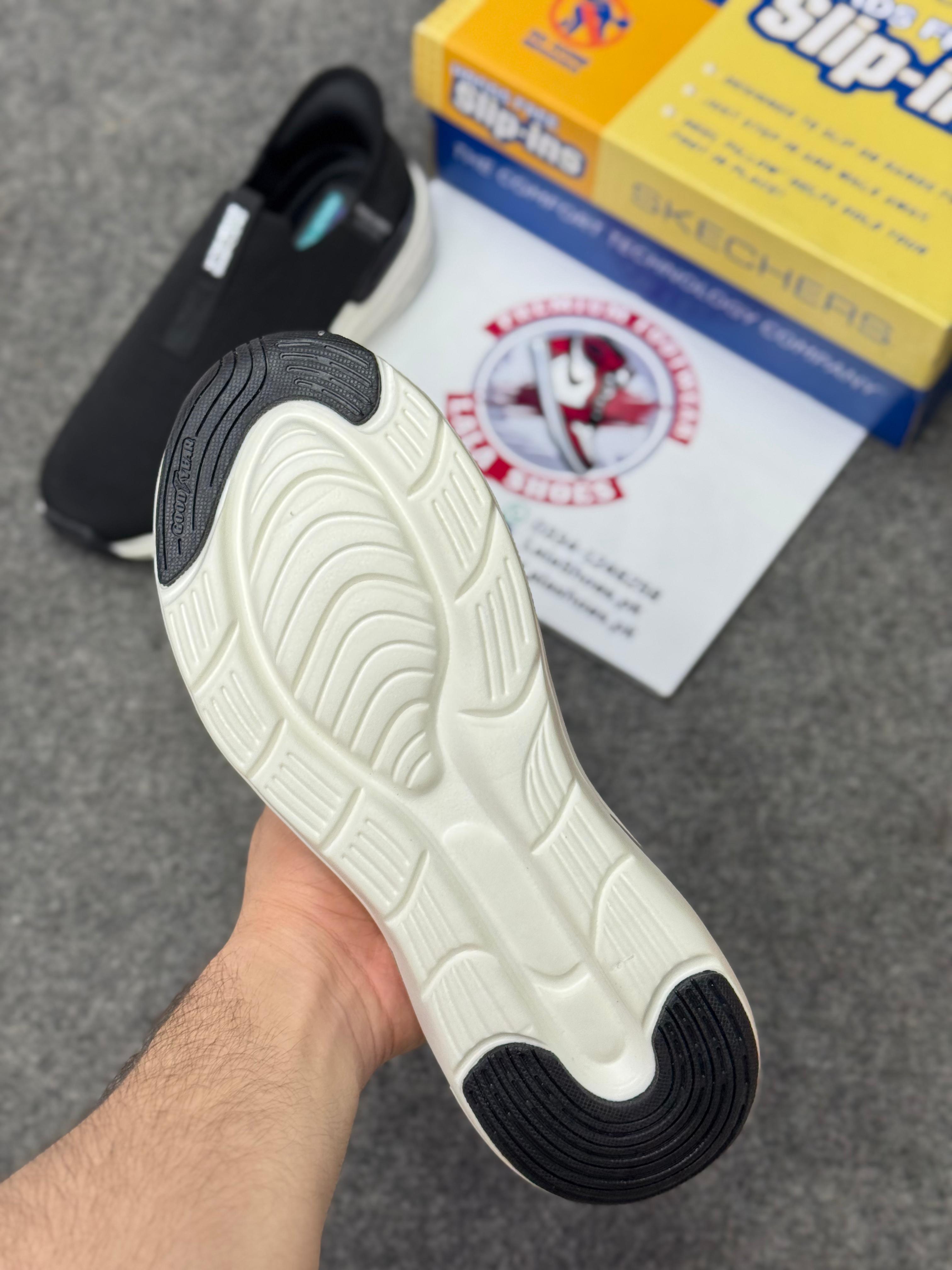 Skechers Slip-ins: Max Cushioning Hyper Burst Black white, Air-Cooled Memory Foam