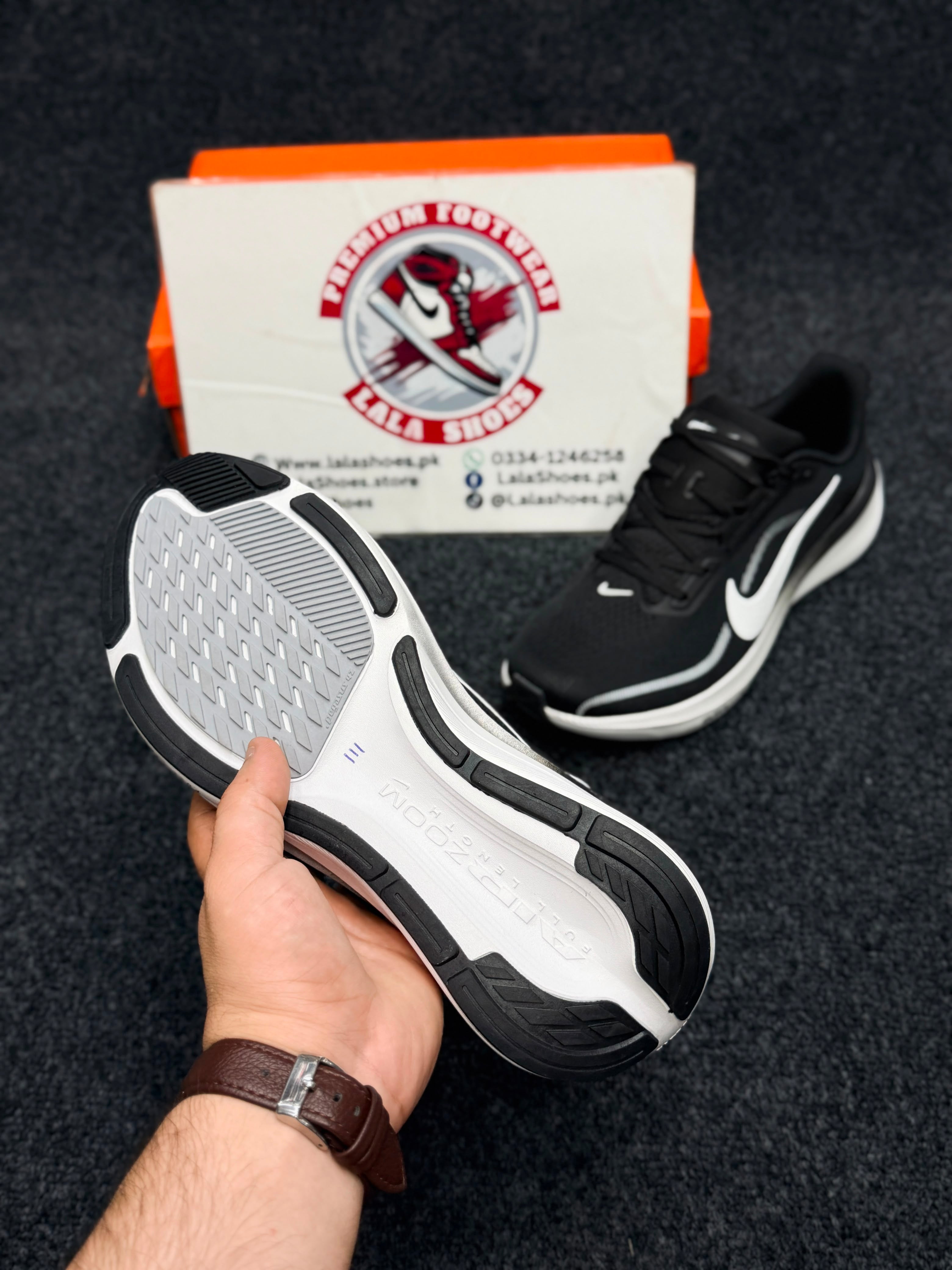 Nike Air Zoom Pegasus42
Color: Black / White