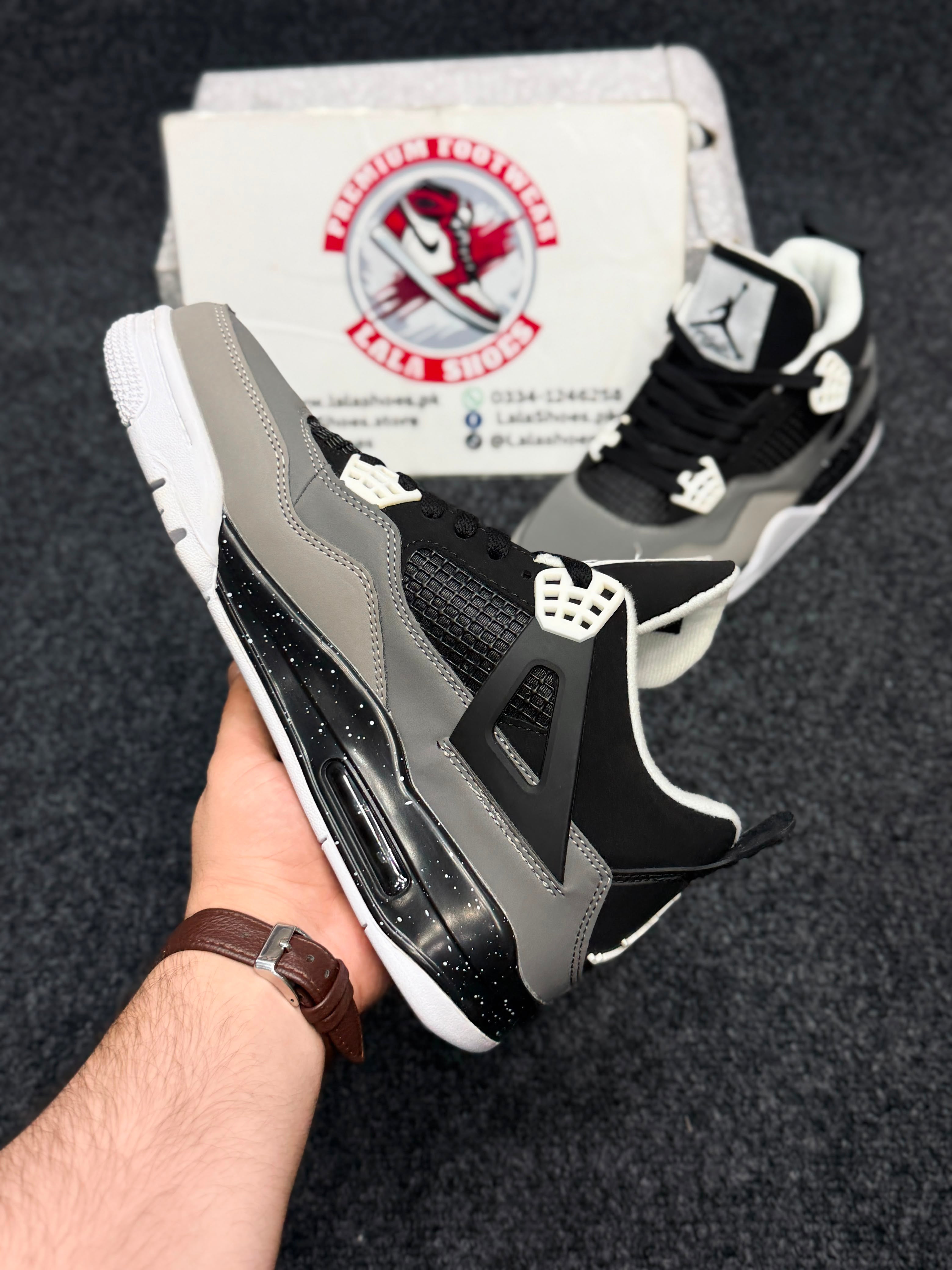Air Jordan 4 Retro – Cement Grey
Colour: Cement Grey / Black / White