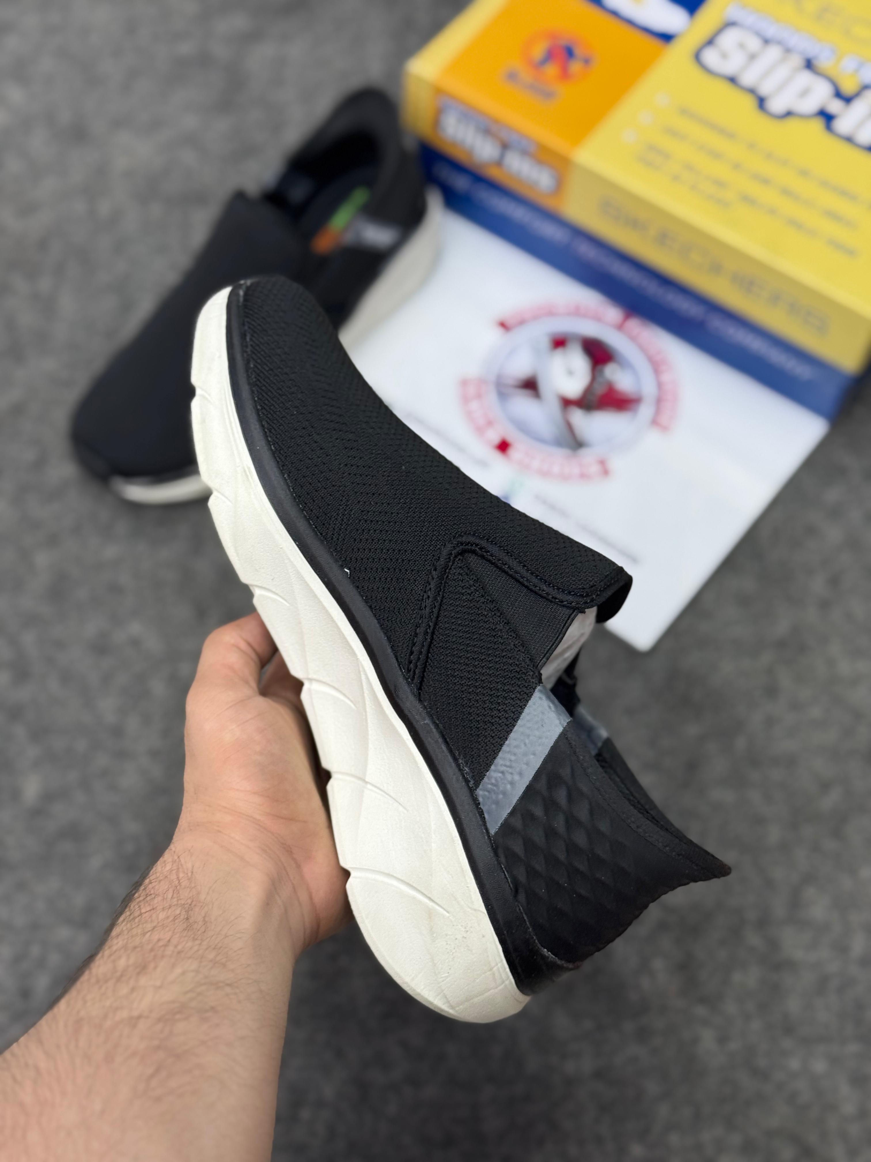 Skechers Slip-ins: Max Cushioning Hyper Burst Black white, Air-Cooled Memory Foam